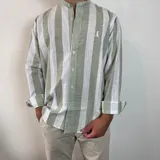 Camisa de lino a rayas verticales en tonos verde oliva y blanco, con cuello mao y cierre frontal de botones.