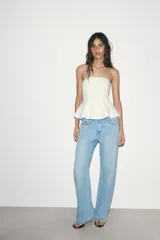 Pantalón de jean azul de corte recto y tiro medio.