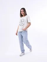 Remera blanca de manga corta con estampado frontal de una tortuga marina rodeada de corales y la frase "OCEAN LIFE".