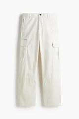 Pantalón cargo de sarga de algodón en color blanco roto, corte regular fit, con bolsillos laterales y de parche en las piernas.
