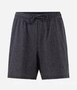 Pijama corto masculino confeccionado en algodón, compuesto por una remera lisa de manga corta con cuello redondo en color gris melange y una bermuda con estampado integral a cuadros oscuros con cintura elástica.