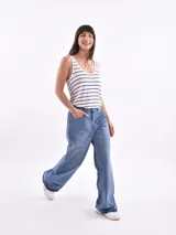 Musculosa blanca de breteles finos y escote redondo.