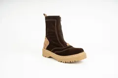 Bota tipo borcego de caña media, confeccionada en una combinación de cuero gamuzado negro y detalles en cuero color suela en la parte trasera y lengüeta. Presenta suela track de goma negra y costuras a la vista.