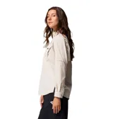 Camisa de manga larga color beige, diseñada para actividades al aire libre y pesca. Presenta un corte relajado, múltiples bolsillos frontales con solapa, ventilación en la espalda, presillas utilitarias y mangas enrollables con ajuste de botón.