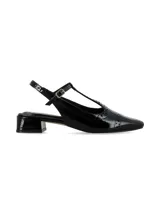 Zapatos destalonados Rosma de cuero charol negro, con diseño tipo T-strap, puntera cuadrada, taco cuadrado bajo y detalles perforados estilo brogue.