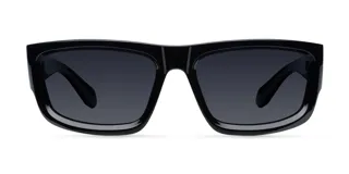 Gafas de sol unisex de montura rectangular negra con diseño envolvente y lentes polarizadas negras.
