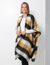 Ruana de tejido soft, marca Barrington, con diseño a cuadros grandes en tonos mostaza, gris oscuro y blanco. Presenta terminación en zig zag con lana en los bordes.