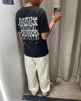 Remera negra de corte regular con estampa gráfica en la espalda que combina tipografía clásica y texturizada con la frase Cultura de Barrio.