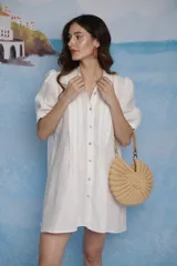 Vestido corto blanco de lino, con cuello mao, tablillas frontales y mangas balloon a la altura del codo.