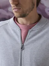 Campera bomber con cierre completo, color azul marino.