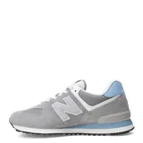 Championes urbanos New Balance modelo 574, color gris con detalles en celeste y blanco. Confeccionados en una combinación de gamuza y material sintético, presentan el logo N en los laterales y entresuela con tecnología ENCAP.