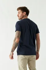 Remera de algodón de corte regular, con cuello redondo, manga corta y logo bordado en el pecho.