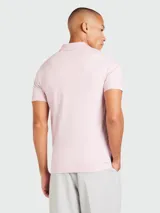 Remera polo color rosado, corte slim fit, confeccionada en piqué de algodón.