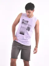 Musculosa gris con estampado de auto clásico, texto y detalles gráficos en blanco.