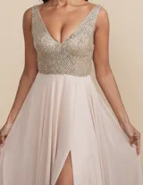 Vestido largo de fiesta con escote en V, cuerpo ajustado con detalle de pedrería brillante y falda fluida con tajo lateral.