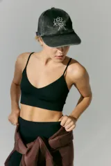 Top deportivo de tejido acanalado con escote en V y breteles finos regulables. Diseño sin costuras con ajuste al cuerpo.