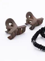 Set de dos broches tipo pinza para el pelo y dos coleros elásticos negros.