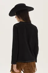 Remera de algodón de corte recto, con cuello a la base y mangas largas. Presenta costuras con pespuntes a contratono y un pequeño bordado en el pecho.