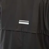 Parka larga negra con capucha y efecto cascada, de material sintético impermeable.
