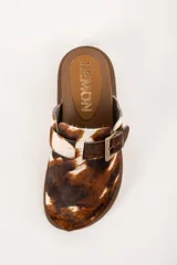 Zuecos con capellada de cuero con estampado animal print, base color marrón y hebilla ajustable.