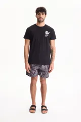 Remera de algodón negra, de manga corta, con cuello redondo y diseño estampado en el pecho con la inscripción 'cinema date' y un logo gráfico.