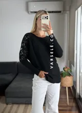 Sweater color marrón de manga murciélago oversize, con escote barco y bordado de lentejuelas y canutillos al tono en hombros y mangas.