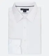 Camisa blanca de algodón, corte slim fit, manga larga y cuello clásico.