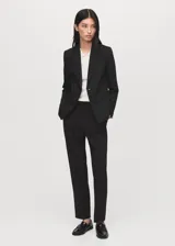 Pantalon de vestir de corte recto, con tiro medio, trabillas para cinturón, bolsillos laterales y bolsillos traseros de ribete.