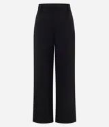Pantalón wide leg de sastrería color negro, confeccionado en crepé, con cintura con pasacintos y corte de pernera ancha.