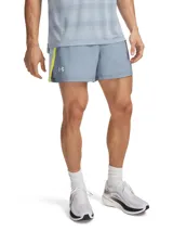 Short de running Under Armour UA Launch 5, de color celeste con detalles reflectantes y franja lateral en color verde lima, confeccionado en tejido ligero y elástico con forro interior de malla.