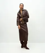 Campera de cuero sintético color marrón oscuro, con cuello clásico, cierre frontal metálico, dos bolsillos frontales amplios con solapa y ruedo con elástico.
