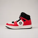 Zapatillas Airwalk de media caña en combinación de colores rojo, blanco y negro. Presentan parte superior de cuero sintético y gamuza, pas cordones reforzados y suela de goma blanca con base negra.