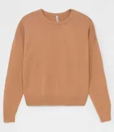 Sweater color marrón de punto con cuello redondo y mangas largas.