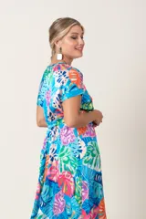 Vestido midi con estampado de hojas de colores, escote en V cruzado, mangas cortas y lazo en la cintura.