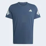 Remera deportiva Adidas de manga corta con cuello redondo, confeccionada en tejido técnico con tecnología Climacool para mayor transpirabilidad. Presenta el logo de la marca en el pecho y las icónicas tres tiras en las mangas, con detalles reflectantes.
