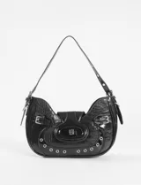 Cartera de hombro negra con textura símil cuero de cocodrilo, detalles de ojalillos plateados y hebillas decorativas. Incluye cierre principal y correa larga removible.