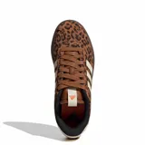Championes urbanos Adidas modelo VL Court 3.0, con diseño de estampado animal print en tonos marrones. Presenta las icónicas tres bandas laterales en color crema, cordones marrones y suela de goma en tono marrón oscuro.