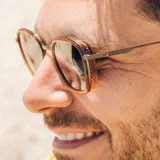 Lentes de sol Sunski modelo Bernina con armazón de carey en tonos caramelo y lentes polarizados color verde oscuro. Presentan un diseño de inspiración vintage con detalles metálicos en las bisagras y varillas.