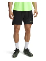 Short deportivo Under Armour modelo Challenger Elite de color negro, con cintura elástica con cordón interno, bolsillos laterales con cremallera y detalles gráficos de silicona en el lateral.