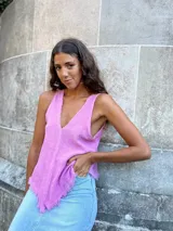 Musculosa color lila con escote en V y terminaciones desflecadas.