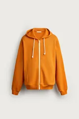 Sudadera con capucha y cierre frontal de cremallera, de corte relaxed fit, confeccionada en tejido de algodón con estructura waffle en color naranja. Cuenta con bolsillos frontales de vivo, cordones ajustables blancos y acabados en rib.