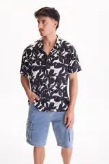 Camisa de viscosa de manga corta con corte clásico, de color negro con estampado abstracto en contraste.