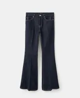 Pantalón de jean azul oscuro de corte flare, tiro medio y estilo clásico de cinco bolsillos.