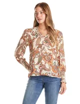 Blusa de gasa con estampado de arabescos en tonos tierra sobre base beige. Presenta escote en V con detalle fruncido y mangas 3/4 con puños anchos en punto smock.