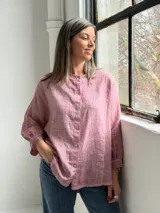 Camisa de lino color rosado, con cuello mao, mangas 3/4 y cierre frontal con botones nacarados.