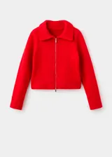 Cardigan de punto grueso color rojo, con diseño recto, cuello camisero, cierre frontal de cremallera doble y mangas largas con puños acanalados.