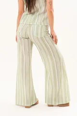 Pantalón de tiro medio y pierna amplia con diseño de rayas en tonos verdes, blancos y tostados. Cuenta con bolsillos y pasacintos.
