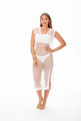 Vestido de playa blanco de tejido calado, corte recto y largo midi con aberturas laterales.