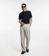 Polo de hombre de manga corta, color beige claro, con cuello mao y tapeta de dos botones.