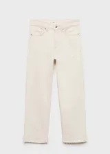 Jeans de tiro medio color blanco, de corte recto y diseño crop con bajo deshilachado, con cinco bolsillos, trabillas para cinturón y cierre frontal con cremallera y botón.